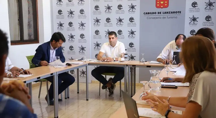 Imagen de archivo de un encuentro del Consejo de Administración con Susana Pérez hablando con Marcos Bergaz.