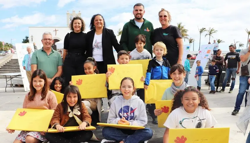 Los niños ganadores con los responsables del Ayuntamiento.