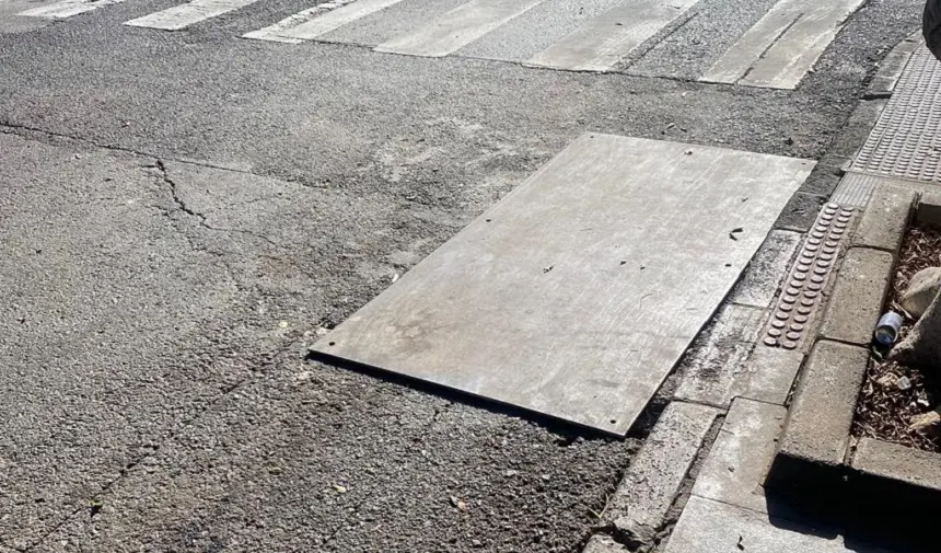 Imagen de la plancha metálica colocada en la calle Alcalde Lorenzo Cabrera.