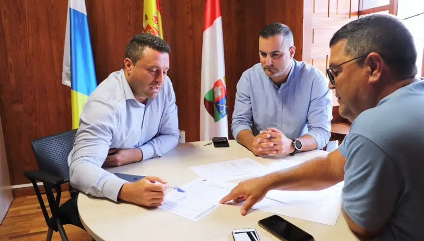 Óscar Noda y Ángel Lago en una reunión con un técnico del Área.