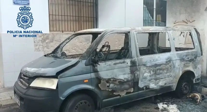 Daños provocados por el pirómano detenido.