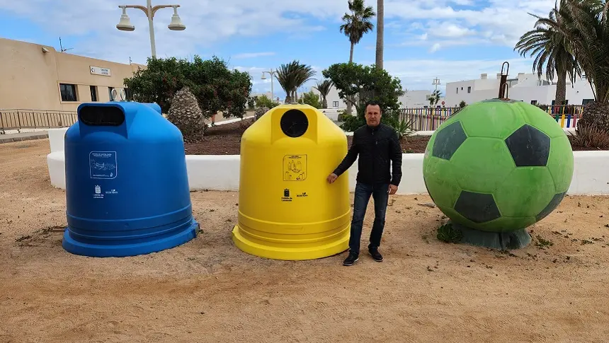 Hugo Delgado junto a contenedores de reciclaje en La Graciosa.