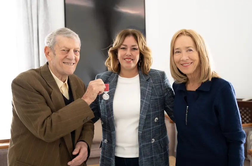 La alcaldesa con Larry Yaskiel y su esposa.