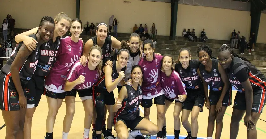 Imagen de las jugadoras del Magec Tías celebrando una victoria en la Ciudad Deportiva de Lanzarote.