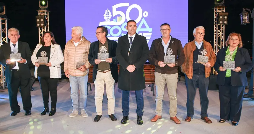 El alcalde de Teguise con las personas reconocidas en el evento.