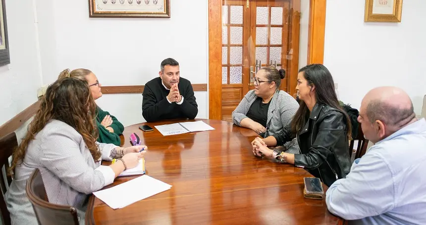 Imagen de la reunión en la que además del alcalde y el concejal de Bienestar Social participó la concejal del PP Nieves Arrocha.