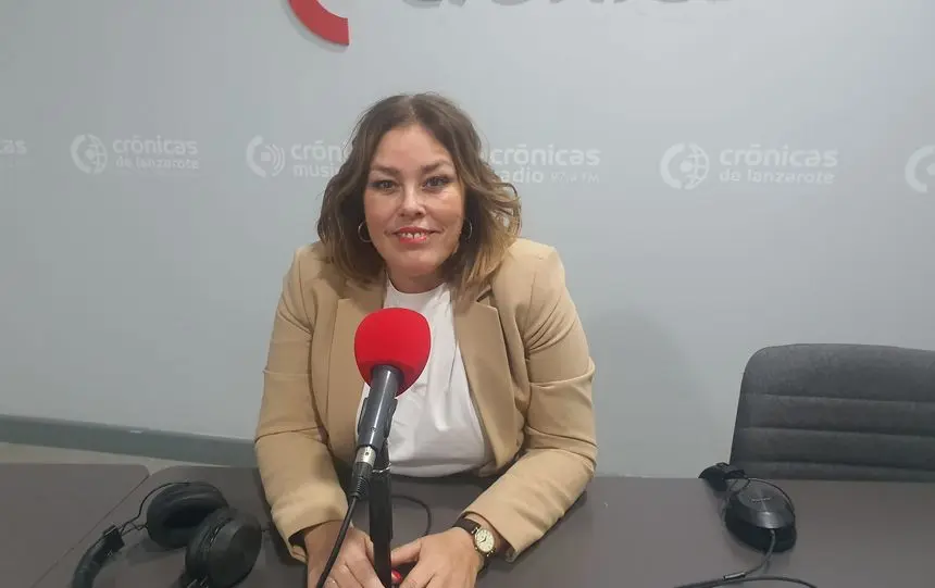 Astrid Pérez en Crónicas Radio.