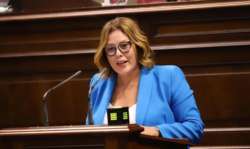 Astrid Pérez en el Parlamento de Canarias.