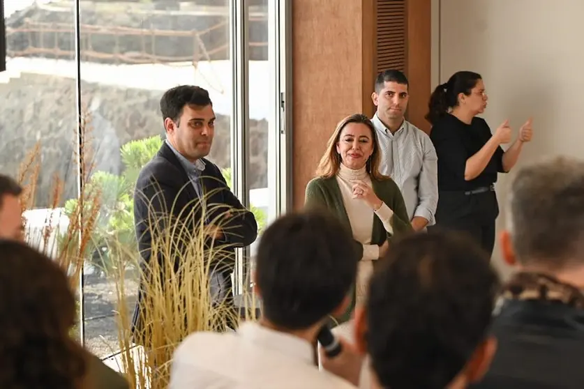 María Dolores Corujo junto a Benjamin Perdomo y Alberto Aguiar.