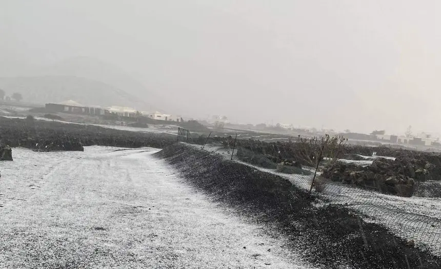 Imagen de una de las zonas de la Isla en la que parece que ha nevado este sábado tras la fuerte tromba de granizo