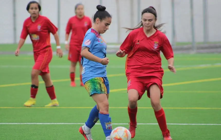 Las jugadoras de los dos equipos en un lance del encuentro