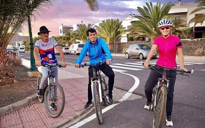 Marcos Bergaz y Jenifer Galán con un vecino en Costa Teguise.