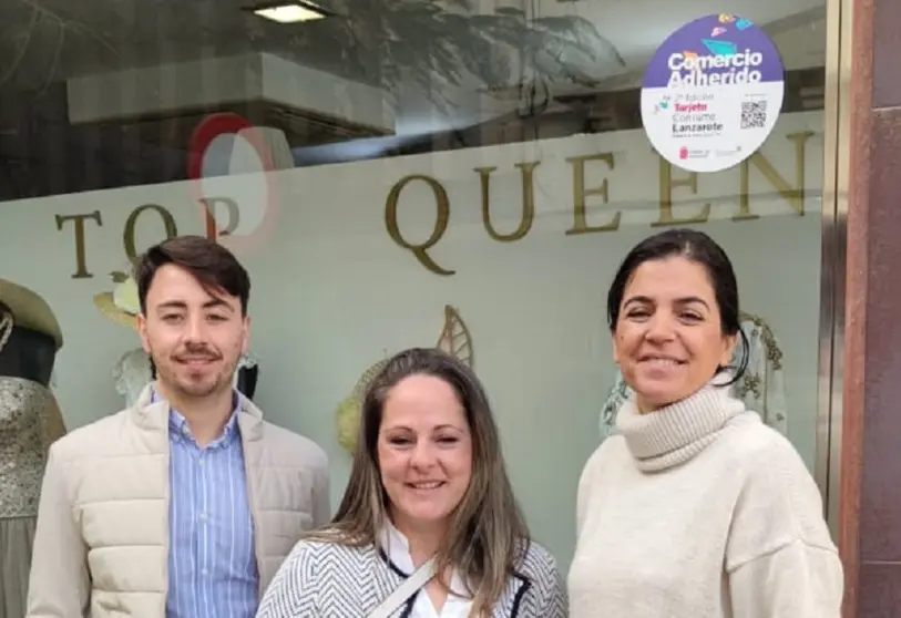 La Consejera de comercio del Cabildo Insular de Lanzarote, Carmen Guadalupe, acompañada por FELAPYME, visitando algunos de los comercios de Arrecife