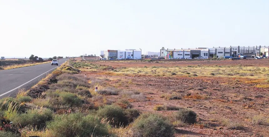 Terrenos donde estará localizado el supermercado en la zona industrial de Playa Blanca.