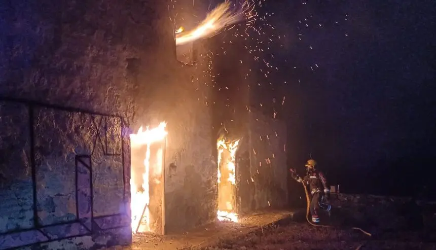 Los bomberos extinguen el fuego generado en una vivienda abandonada de Mácher.