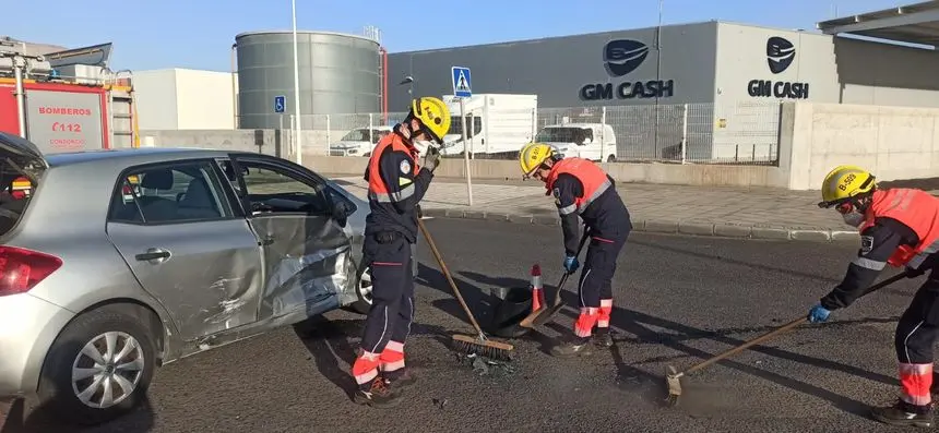 Los bomberos limpian los restos del accidente provocado en Playa Honda.