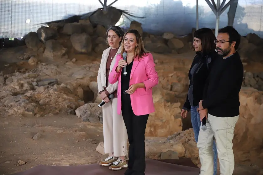 María Dolores Corujo junto a Ariagona González.