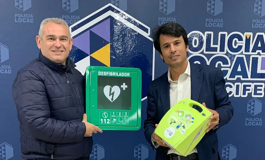 Marcos Bergaz entregando a Jacobo Lemes un desfibrilador.