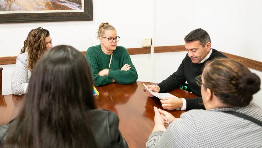 Presidenta de LanzaroTEA junto a representantes de la asociación en su reunión con Oswaldo Betancort.