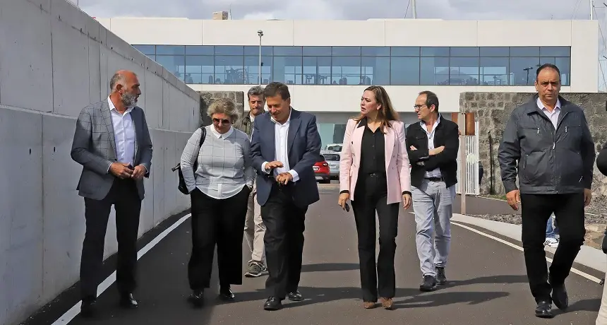 La presidenta del Cabildo y el presidente de la Autoridad Portuaria este jueves visitando el puerto.