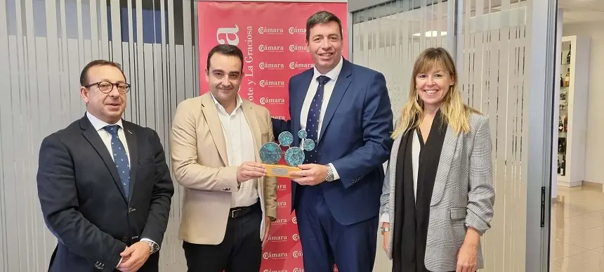 José Valle recibiendo el galardón por la contribución de la Cámara de Comercio a la digitalización de Canarias