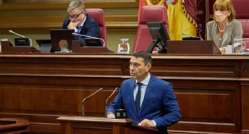 Oswaldo Betancort en el Parlamento de Canarias.
