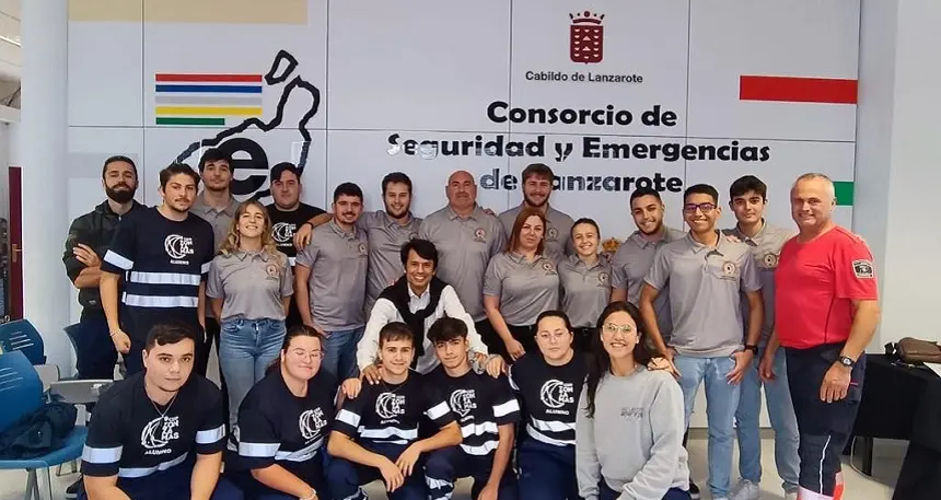 Marcos Bergaz junto a los alumnos Ciclo Superior de Emergencias y Protección Civil del CIFP Zonzamas