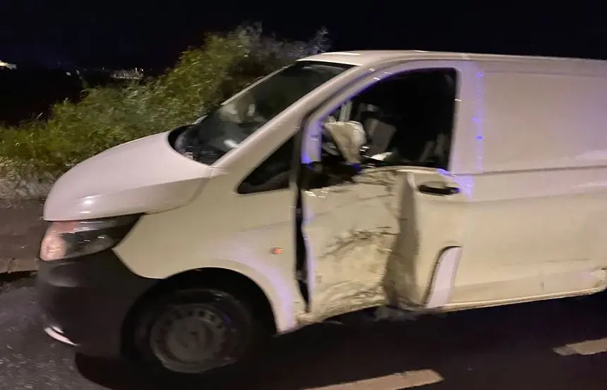 Imagen de cómo quedó la furgoneta tras el fuerte impacto.