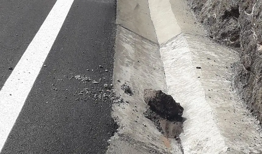 Imagen de las rocas y del deterioro que tiene la nueva vía