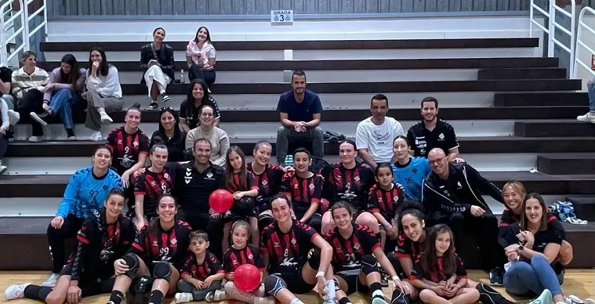 Jugadoras CICAR Lanzarote Ciudad de Arrecife celebrando la victoria con los aficionados desplazados a Tenerife.