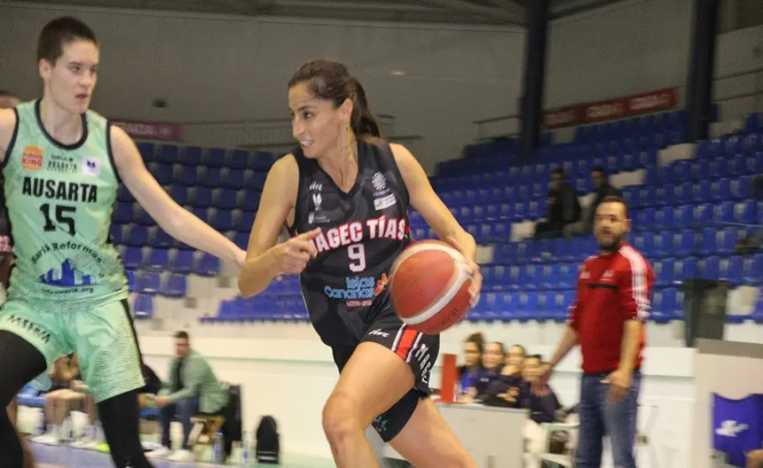 Jugadora del Magec Tías “Contra la Violencia de Género” intentando penetrar la defensa rival