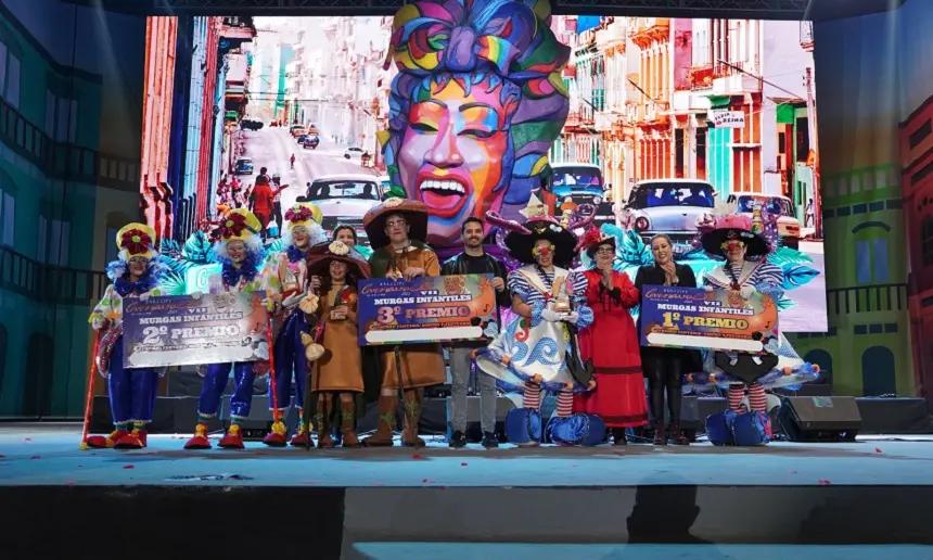 Imagen de las tres murgas infantiles junto a los representantes políticos.