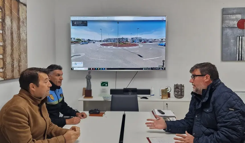 Isidro Pérez y Antonio Rocio junto a un componente de la Policía Local.
