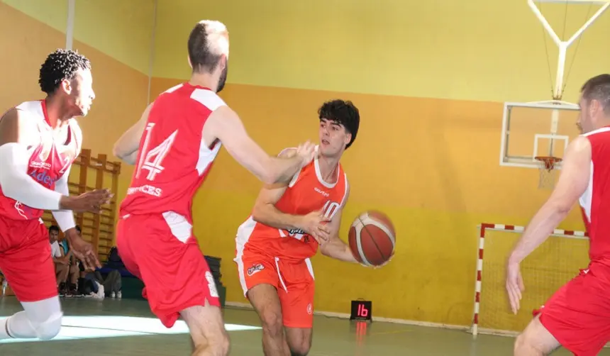 Imagen de archivo de un jugador del CB Conejero intentando realizar un pase