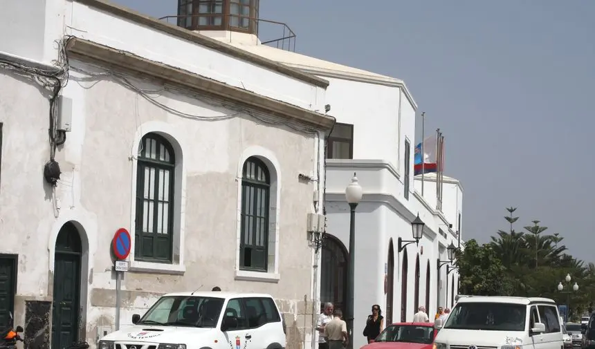 Imagen del acceso al Ayuntamiento de Arrecife y a la zona denunciada.