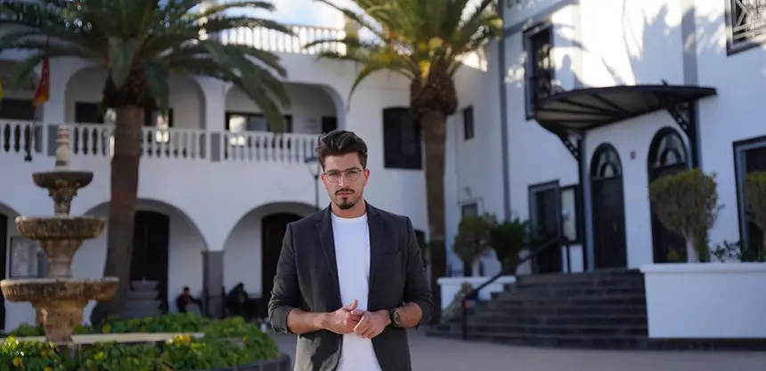 Jeziel Martín frente al Ayuntamiento de San Bartolomé.