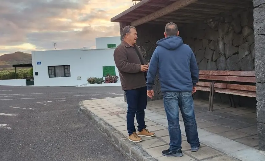 Ramón Ortiz escuchando las demandas de uno de los vecinos del municipio.
