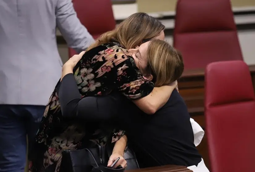 María Dolores Corujo junto a Noemí Santana en el Parlamento de Canarias.