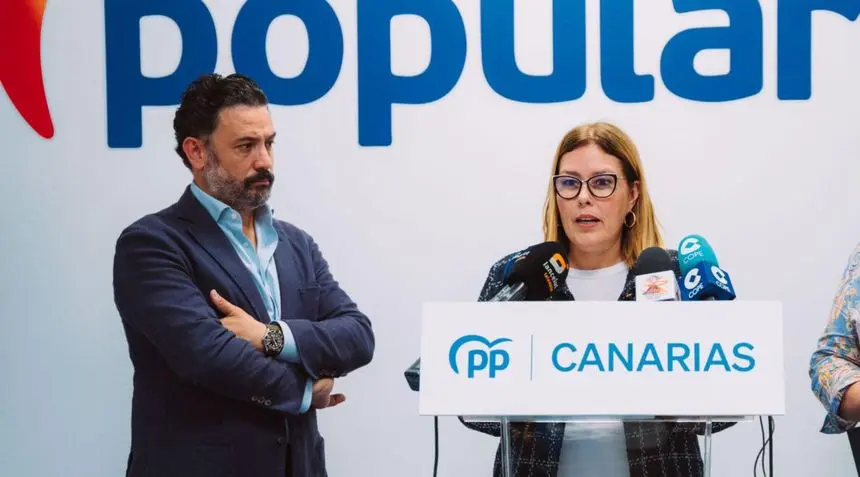 Guillermo Mariscal con Astrid Pérez en una visita a Lanzarote. dos