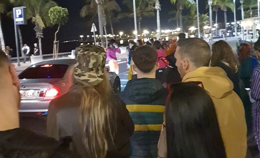 Imagen de la cantidad de gente que estaba esperando para coger un taxi en la zona de El Reducto