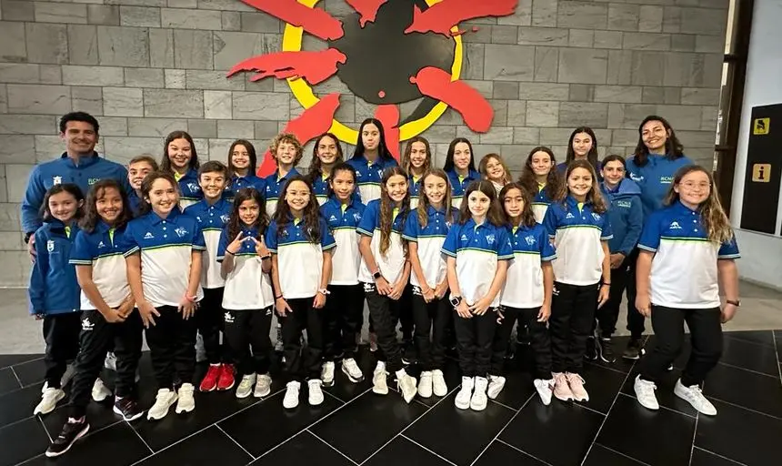 Las campeonas en el aeropuerto con sus entrenadores