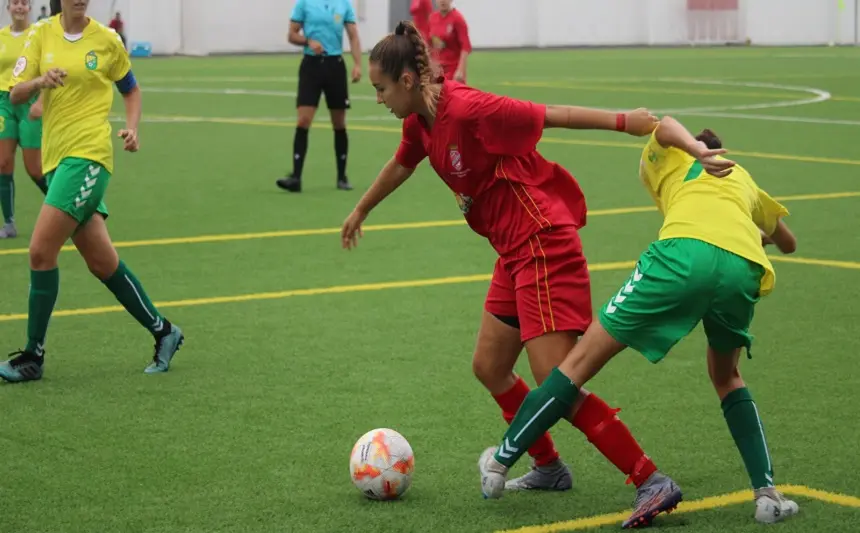 Imagen de archivo de una jugadora del FC Puerto del Carmen regateando a una rival.