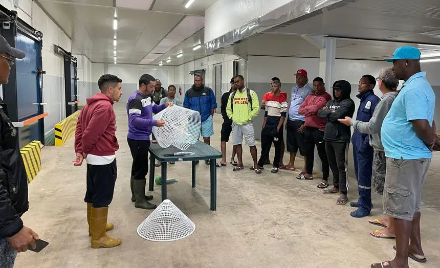 Imagen de los pescadores lanzaroteños explicando a los caboverdianos las técnicas que utilizan