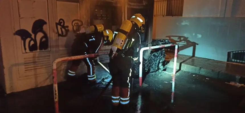 Los bomberos sofocando el incendio de una moto en Arrecife.