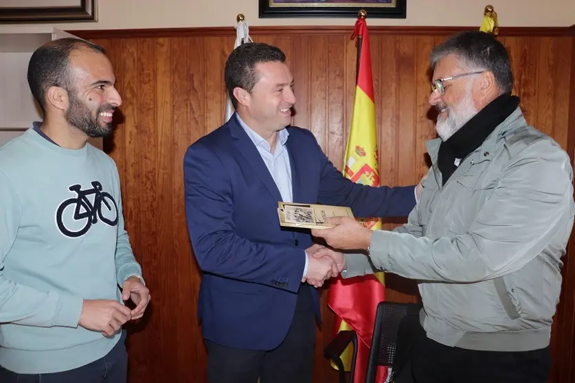 Daniel Medina y Óscar Noda junto a Valentín Fernández Arrocha.