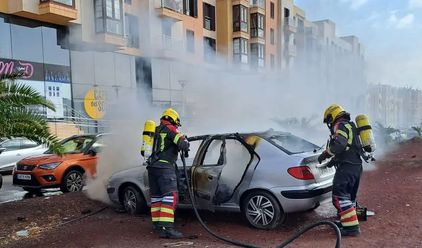 Momento en el que los bomberos sofocan el incendio del vehículo