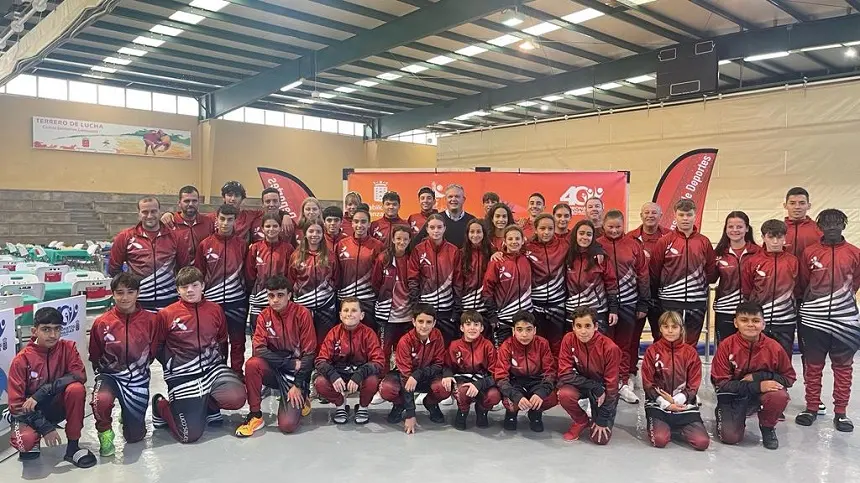 Alfredo Mendoza junto a los niños que participaran en los Campeonatos de Canarias.
