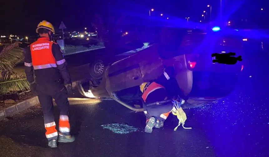 Imagen del accidente producido en Los Geranios y la actuación de los bomberos.