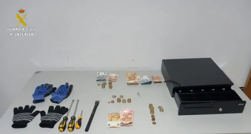 Material utilizado por los delincuentes y objetos recuperados por la Guardia Civil.