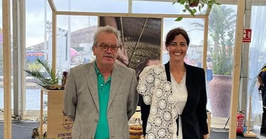 José Torres Stinga, presidente de la Plataforma del Municipio de Haría, y Evelia García, alcaldesa de Haría por el PMH.